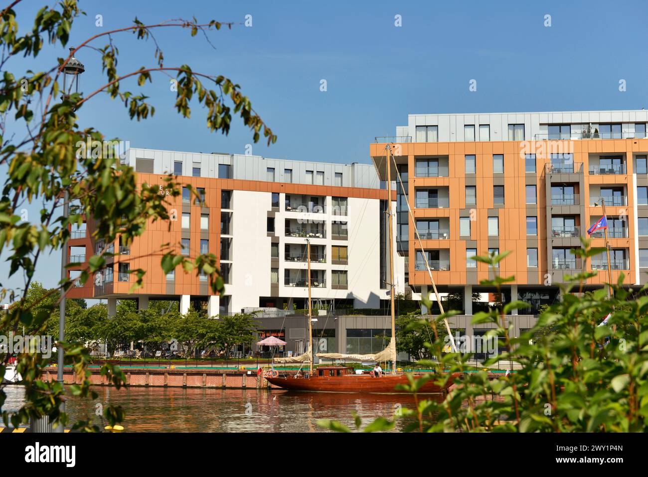 Neuer Wohnkomplex mit Mehrfamilienhäusern von Invest Komfort am Fluss Motlawa in der Altstadt von Danzig, Polen, Europa, EU Stockfoto