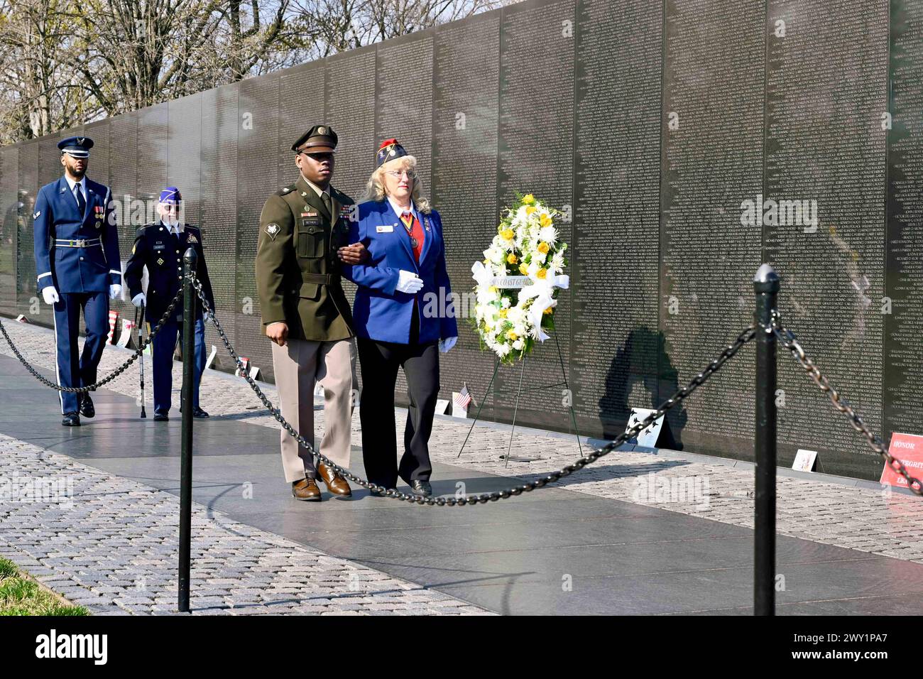 29. März 2024 – Washington, District of Columbia, USA – in Anerkennung des National Vietnam war Veterans Day (29. März), des letzten Tages, an dem Kampftruppen Vietnam verlassen haben, versammelten sich Menschen am Vietnam Veterans Memorial in der National Mall, um diejenigen zu ehren, die dienten. Die USA of America Vietnam war Commemoration führte eine Kranzniederlegung durch, die acht verschiedene Kränze umfasste: Sechs Kränze für die verschiedenen Dienstzweige, eine für das National Guard Bureau und eine für ehemalige Kriegsgefangene und die noch vermissten in Action. SPC. Cyree Bethea, Recruiting and Retention Battalion (RRB), D.C. Stockfoto