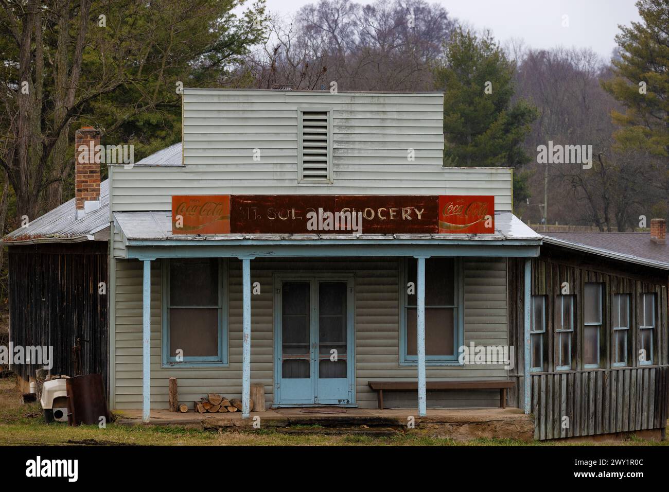 Mt. Solon, Virginia, USA - 25. Februar 2024: Altes, verlassenes Landhaus in Mt. Solon, Virginia Stockfoto