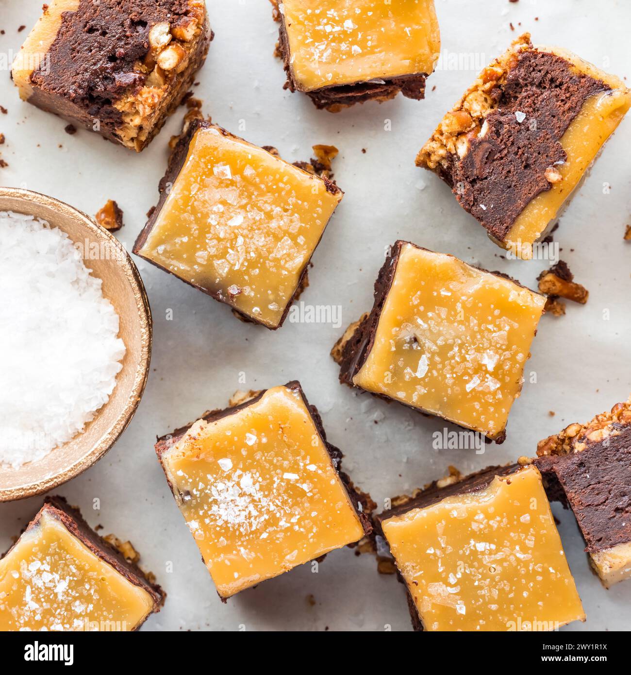 Brezelboden gesalzene Karamell-Brownies auf Pergamentpapier mit Salz. Stockfoto