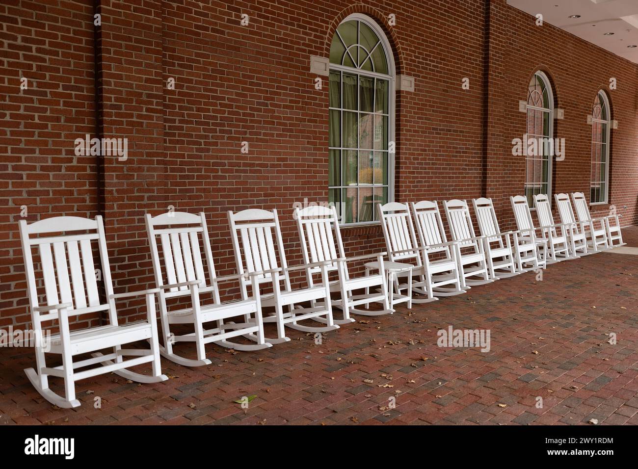 Reihe weißer Schaukelstühle vor dem Hotel 24 South im Stadtzentrum von Staunton, Virginia, USA Stockfoto