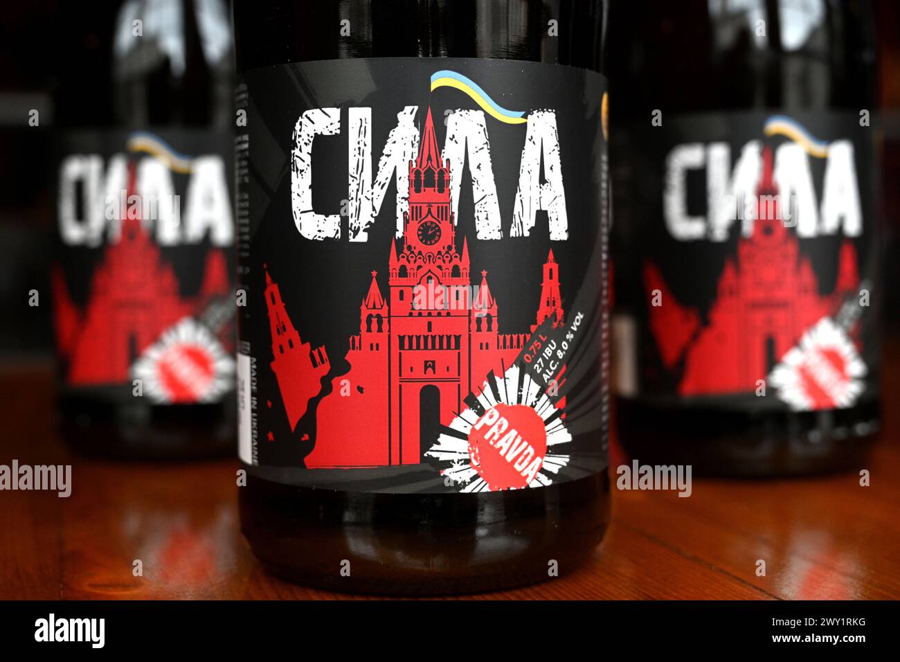 Lemberg, Ukraine - 2. April 2024: Ein Schuss lokales gebrautes Bier namens Power mit Etikett, das einen zerstörten Moskauer Kreml mit Flagge der Ukraine darstellt. Stockfoto
