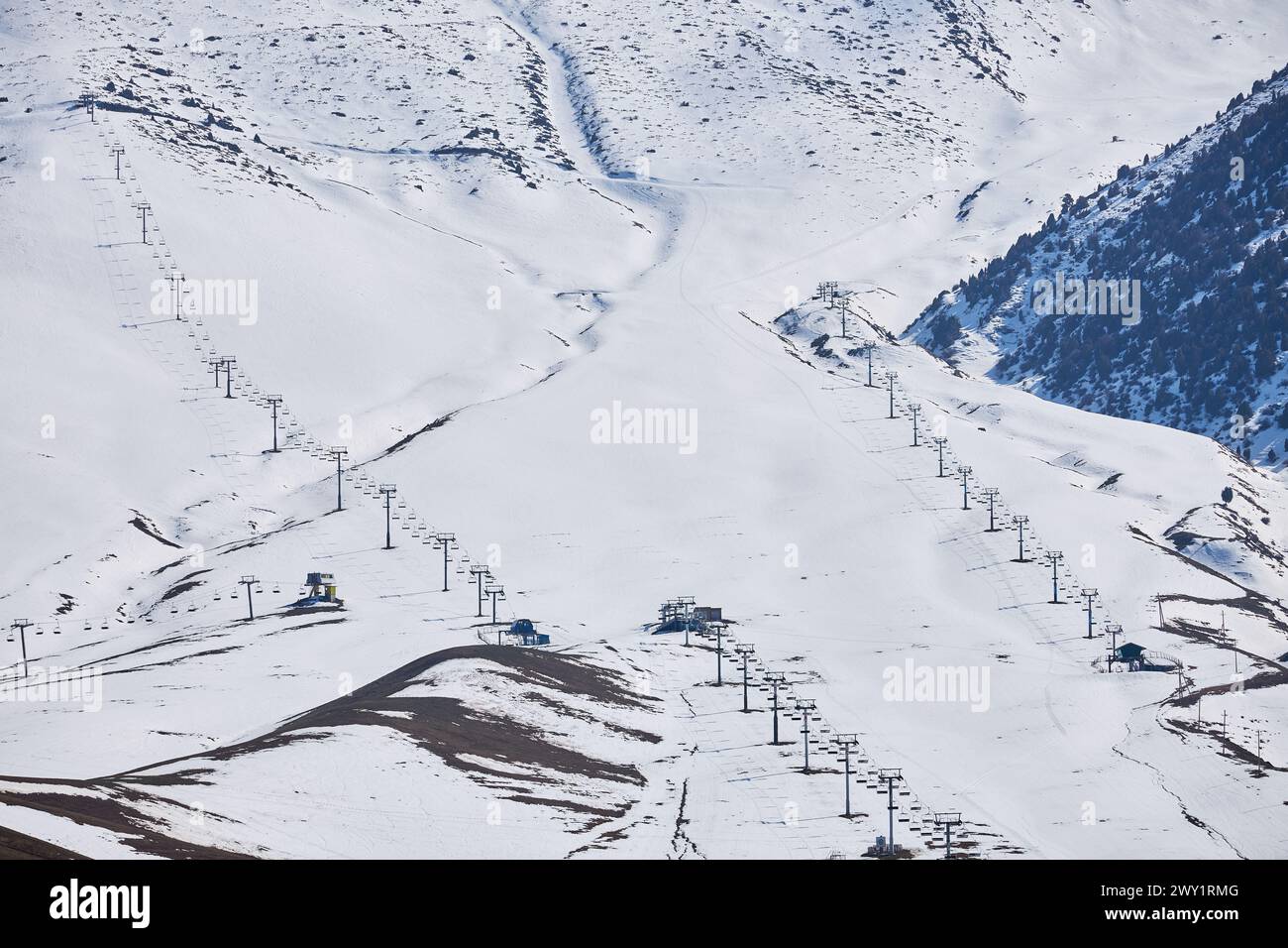 Leere Skigebiet-Piste mit vier Sesselliften, Blick von oben, aus der Luft. Wintersport, Skifahren, Snowboarden. Erholungsort, Kirgisistan Res Stockfoto