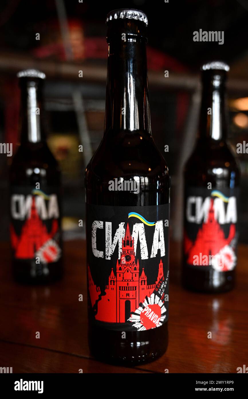 Lemberg, Ukraine - 2. April 2024: Ein Schuss lokales gebrautes Bier namens Power mit Etikett, das einen zerstörten Moskauer Kreml mit Flagge der Ukraine darstellt. Stockfoto