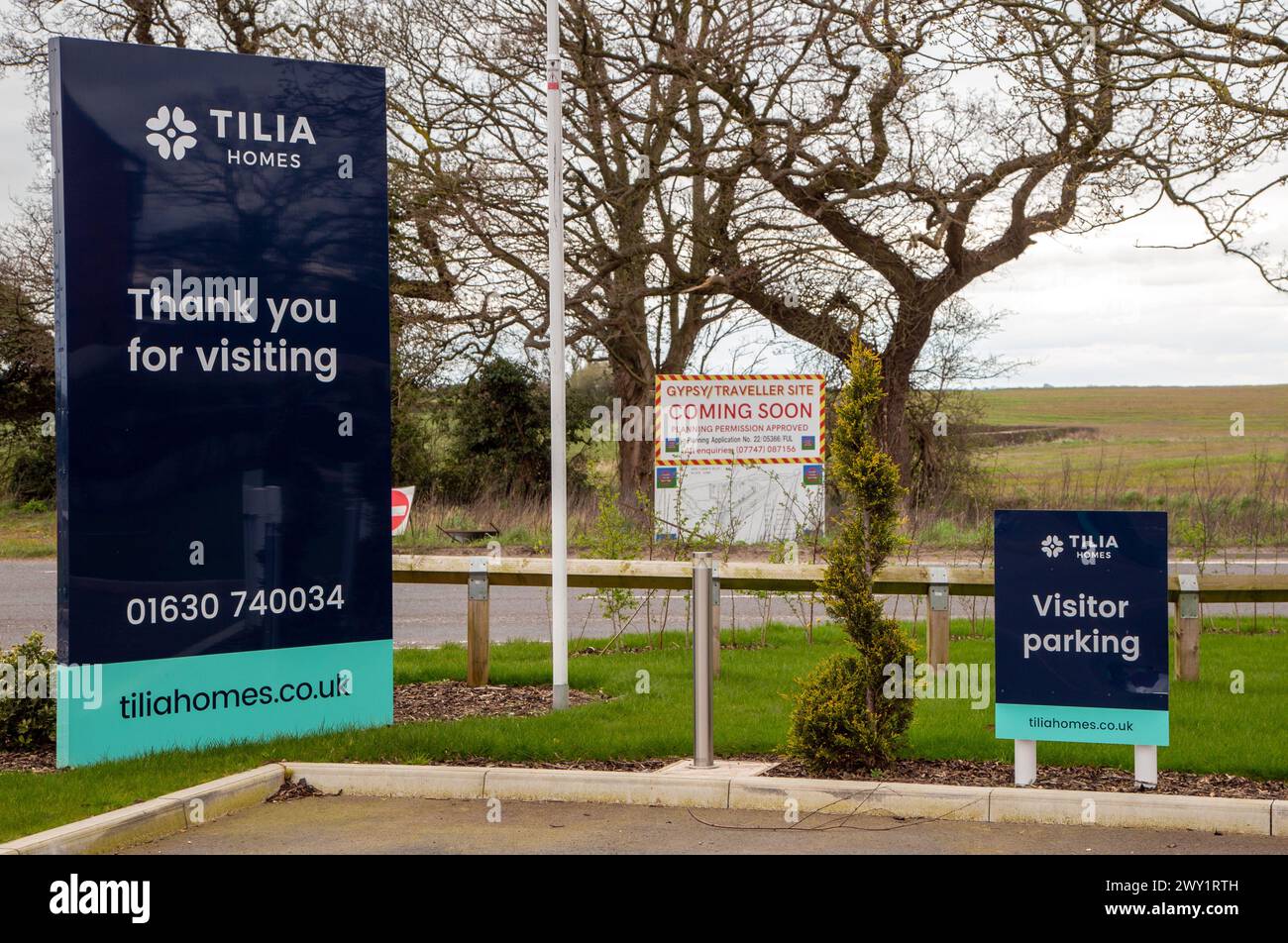 Schild mit der Aufschrift „Coming soon Gypsy Traveler Site“ an diesem Ort am Market Drayton Shropshire England Stockfoto