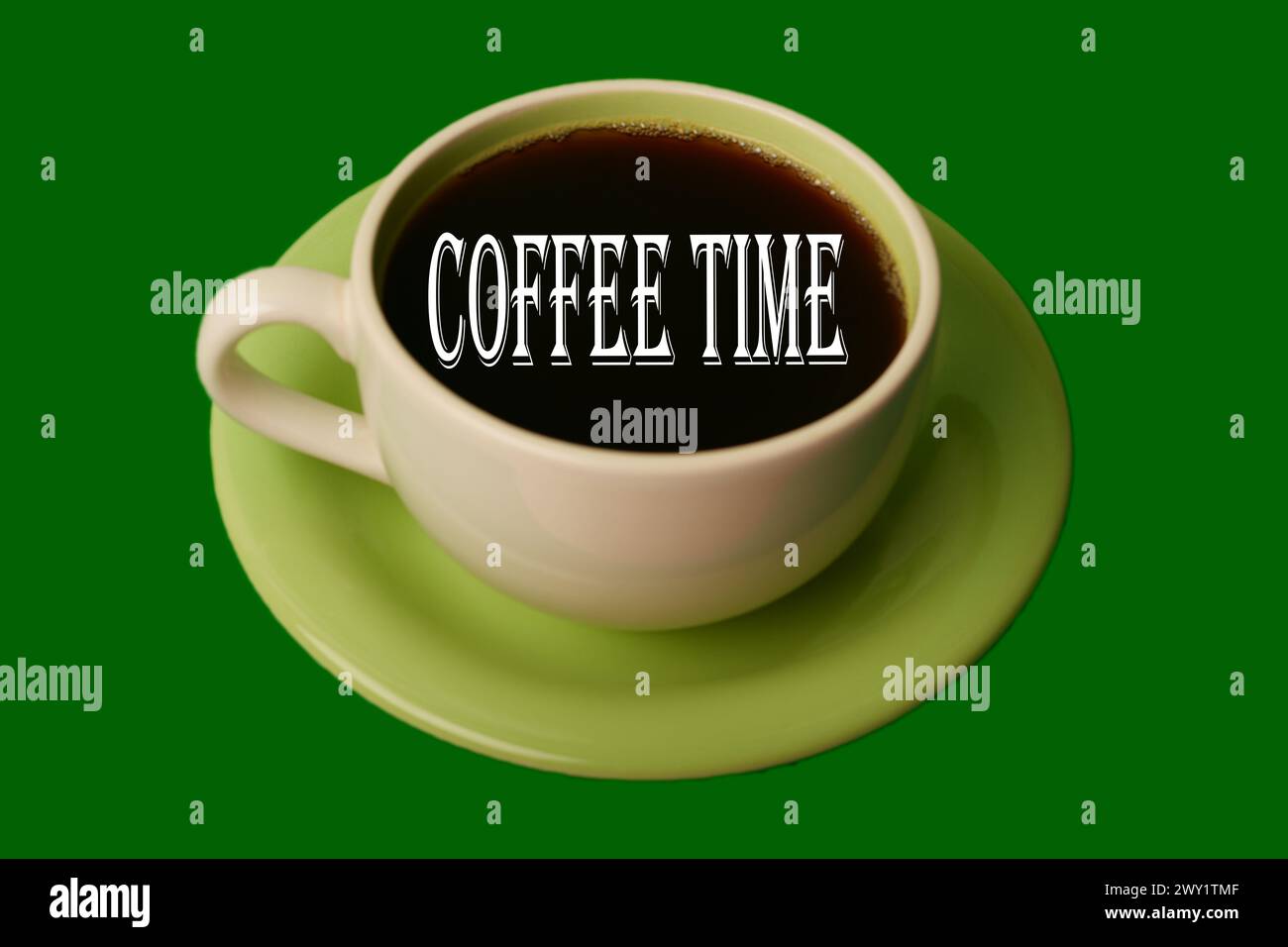 Tasse schwarzen Kaffee mit dem Text „Coffee Time“ darüber. Stockfoto