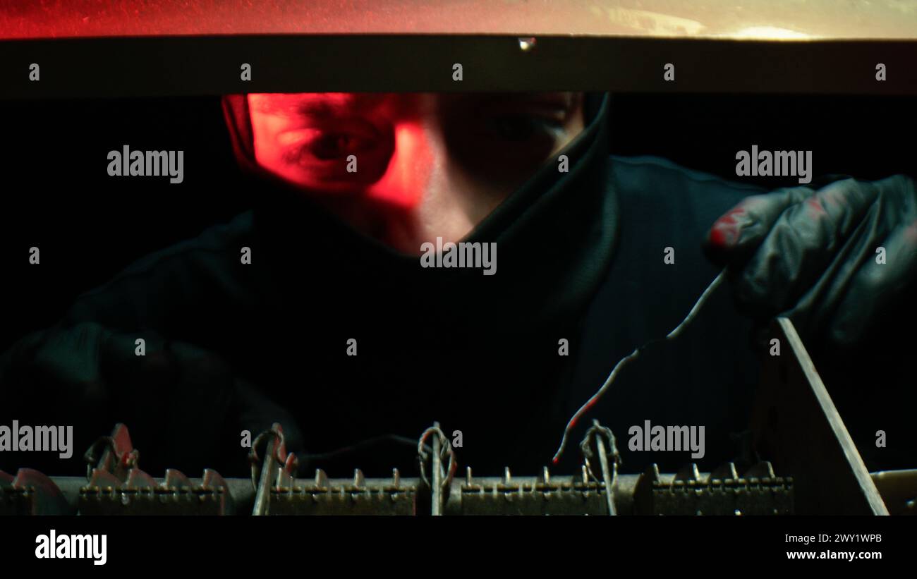 Ein Mann mit Sturmschutzkräften schließt das Haus ein Stockfoto