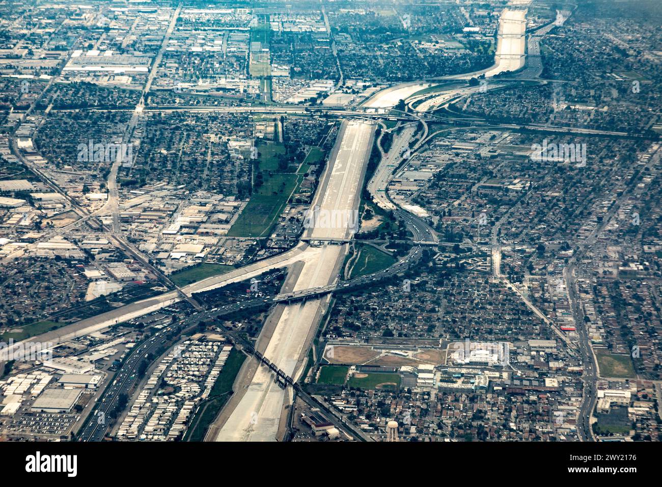 Luftaufnahme nach Los Angeles City mit Häusern und Straßen in rechteckigem Muster Stockfoto