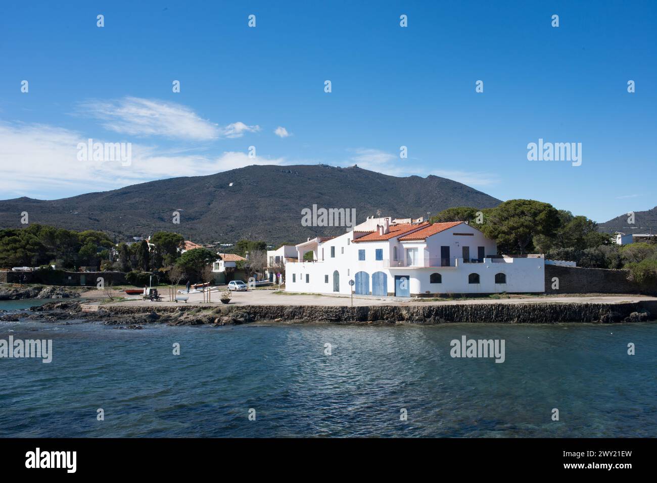 Küste in Cadaques, einem idyllischen Dorf in Katalonien. In der Nähe des Naturparks Cap de Creus, dem östlichsten Punkt der Iberischen Halbinsel Stockfoto