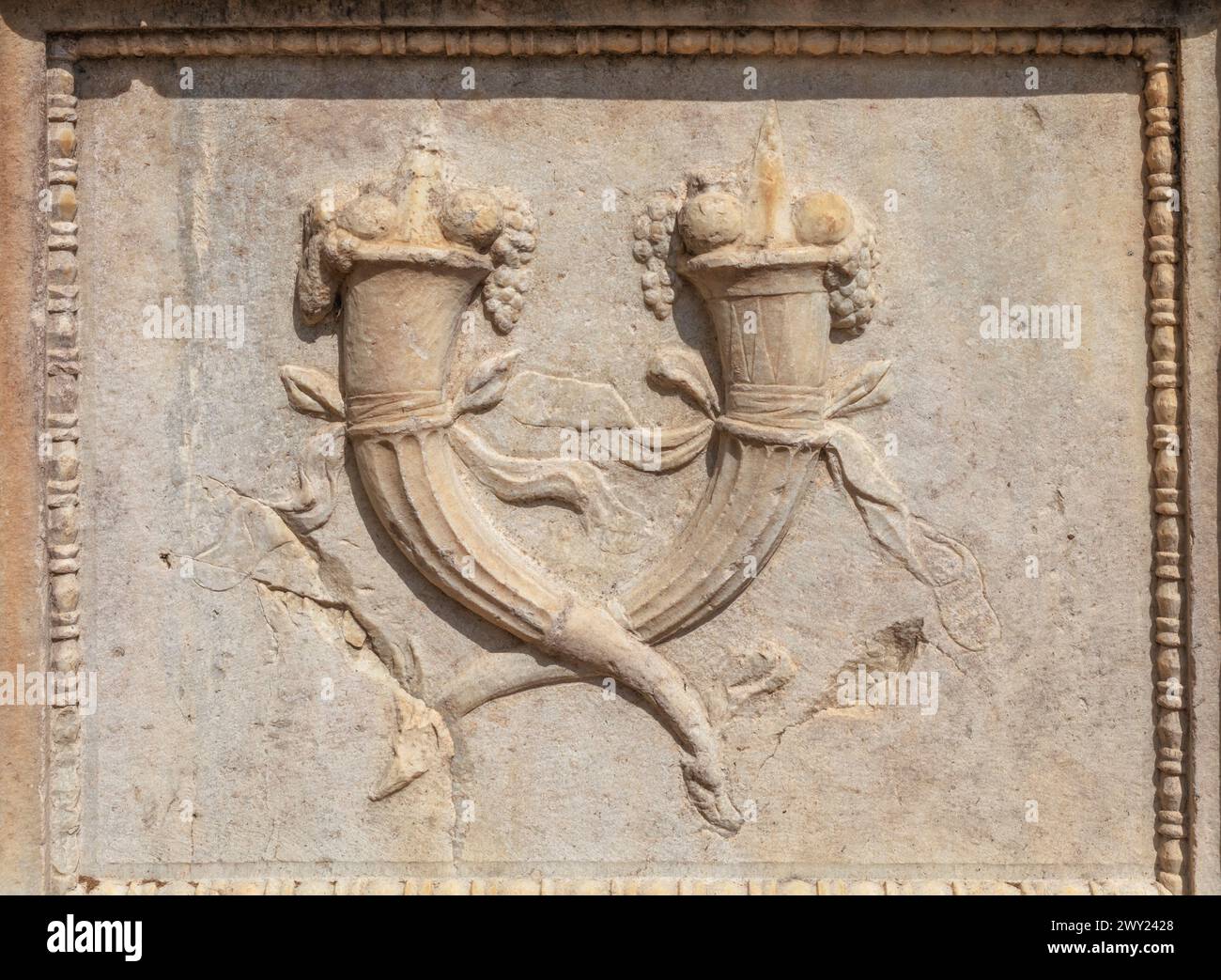 Marmorrelief mit Kornukopie, Aphrodisias, Geyre, Provinz Aydin, Türkei Stockfoto