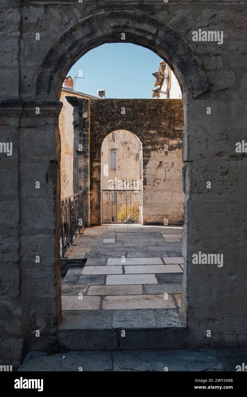Blick auf den Eingang eines alten Ruinenbogens in einer mittelalterlichen Szene in Montpellier, Frankreich Stockfoto