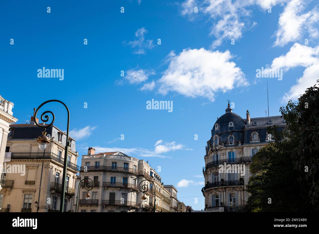 Modernes blaues Gebäude in einem grünen Park an einem schönen Himmel in einer urbanen Szene in Montpellier, Stockfoto