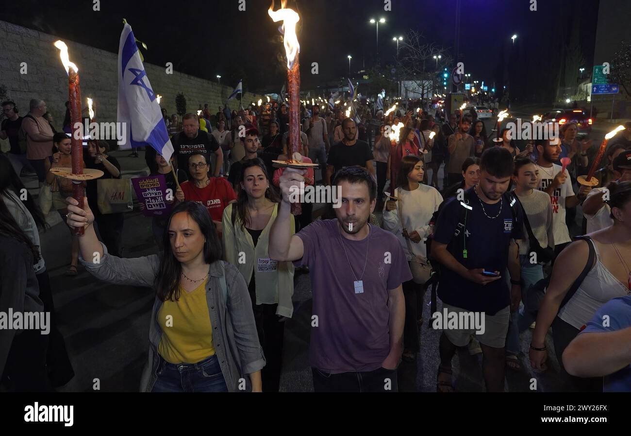 Regierungsfeindliche Demonstranten halten Flammenfackeln und Blashörner, während sie während einer viertägigen Sit-in-Demonstration von der Knesset (israelisches parlament) in Richtung des Privathauses von Premierminister Benjamin Netanjahu marschieren, die die Freilassung israelischer Geiseln im Gazastreifen fordert. und gegen den israelischen Premierminister Benjamin Netanjahu und seine Regierung am 2. April 2024 in Jerusalem, Israel Stockfoto