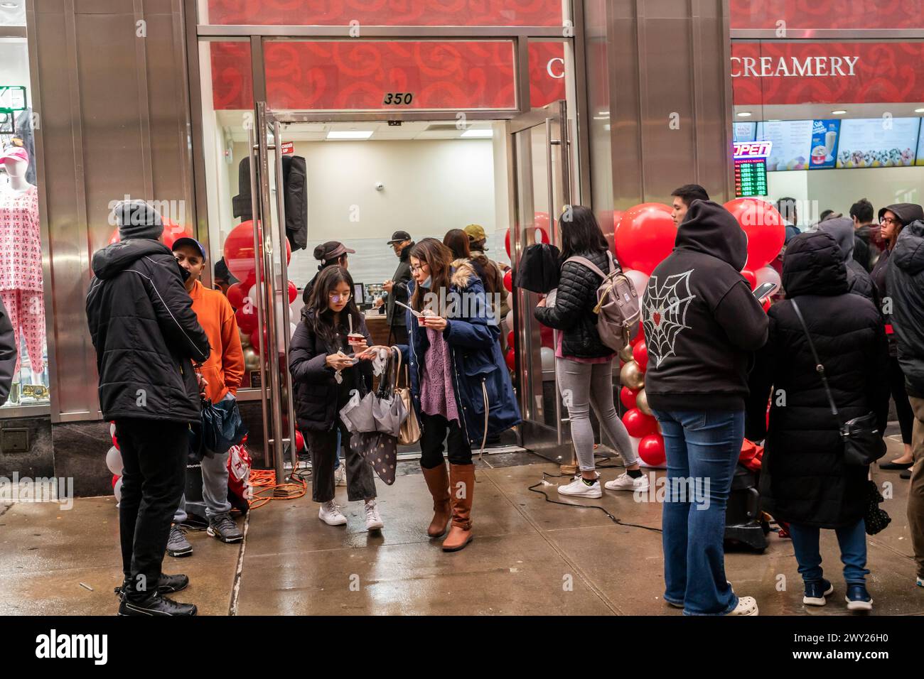 Hunderte von Menschen stehen am Mittwoch, den 27. März 2024, vor der großen Eröffnungsfeier einer Cold Stone Creamery-Franchise am Times Square in New York für kostenloses Eis an. Cold Stone Creamery gehört der in Arizona ansässigen Kahala Brands, die auch Blimpie, Tasti-D-Lite, Planet Smoothie, Pinkberry und zahlreiche andere Marken kontrolliert. ( © Richard B. Levine) Stockfoto
