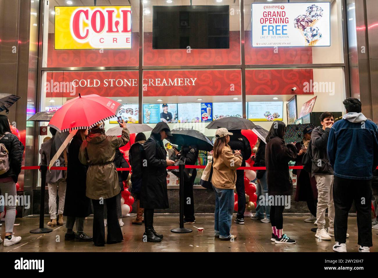 Hunderte von Menschen stehen am Mittwoch, den 27. März 2024, vor der großen Eröffnungsfeier einer Cold Stone Creamery-Franchise am Times Square in New York für kostenloses Eis an. Cold Stone Creamery gehört der in Arizona ansässigen Kahala Brands, die auch Blimpie, Tasti-D-Lite, Planet Smoothie, Pinkberry und zahlreiche andere Marken kontrolliert. ( © Richard B. Levine) Stockfoto
