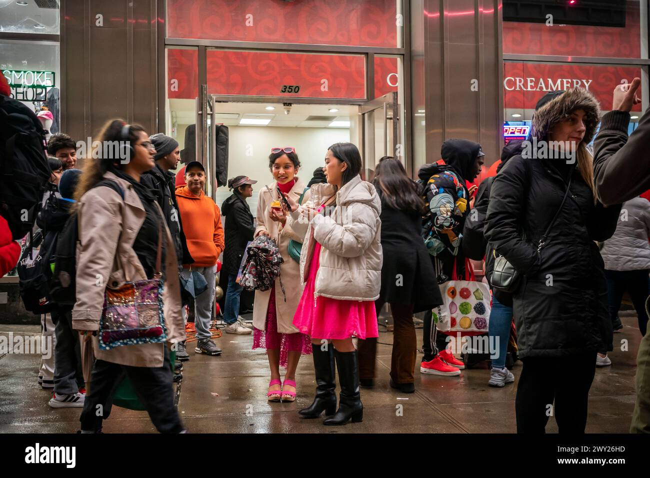 Hunderte von Menschen stehen am Mittwoch, den 27. März 2024, vor der großen Eröffnungsfeier einer Cold Stone Creamery-Franchise am Times Square in New York für kostenloses Eis an. Cold Stone Creamery gehört der in Arizona ansässigen Kahala Brands, die auch Blimpie, Tasti-D-Lite, Planet Smoothie, Pinkberry und zahlreiche andere Marken kontrolliert. ( © Richard B. Levine) Stockfoto
