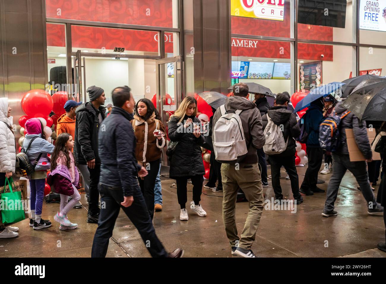 Hunderte von Menschen stehen am Mittwoch, den 27. März 2024, vor der großen Eröffnungsfeier einer Cold Stone Creamery-Franchise am Times Square in New York für kostenloses Eis an. Cold Stone Creamery gehört der in Arizona ansässigen Kahala Brands, die auch Blimpie, Tasti-D-Lite, Planet Smoothie, Pinkberry und zahlreiche andere Marken kontrolliert. ( © Richard B. Levine) Stockfoto