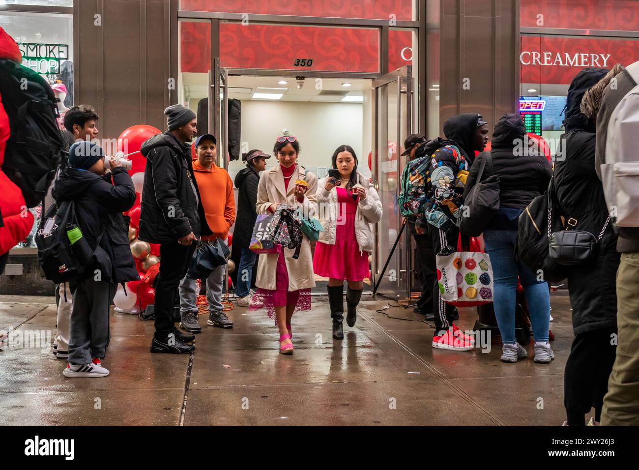 Hunderte von Menschen stehen am Mittwoch, den 27. März 2024, vor der großen Eröffnungsfeier einer Cold Stone Creamery-Franchise am Times Square in New York für kostenloses Eis an. Cold Stone Creamery gehört der in Arizona ansässigen Kahala Brands, die auch Blimpie, Tasti-D-Lite, Planet Smoothie, Pinkberry und zahlreiche andere Marken kontrolliert. ( © Richard B. Levine) Stockfoto