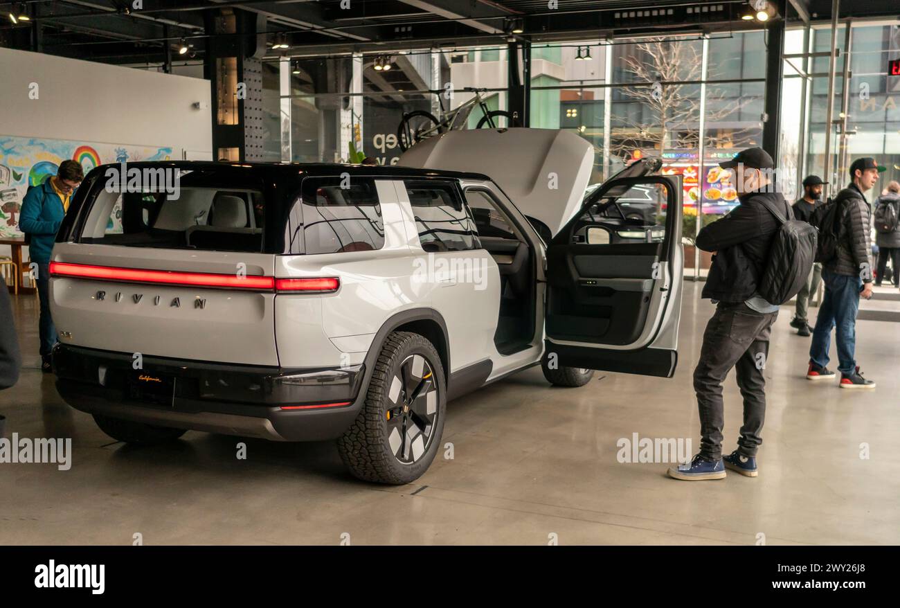 Fans von Rivian Elektrofahrzeugen, die am Mittwoch, den 27. März 2024, im Rivian Spaces im Meatpacking District in New York einen Prototyp des Rivian R2 bewundern. Rivian gab bekannt, dass es über 68.000 Reservierungen für die neuen 45.000 Dollar EVV erhalten habe, die erst im ersten Halbjahr 2026 in Produktion gehen werden. (© Richard B. Levine) Stockfoto