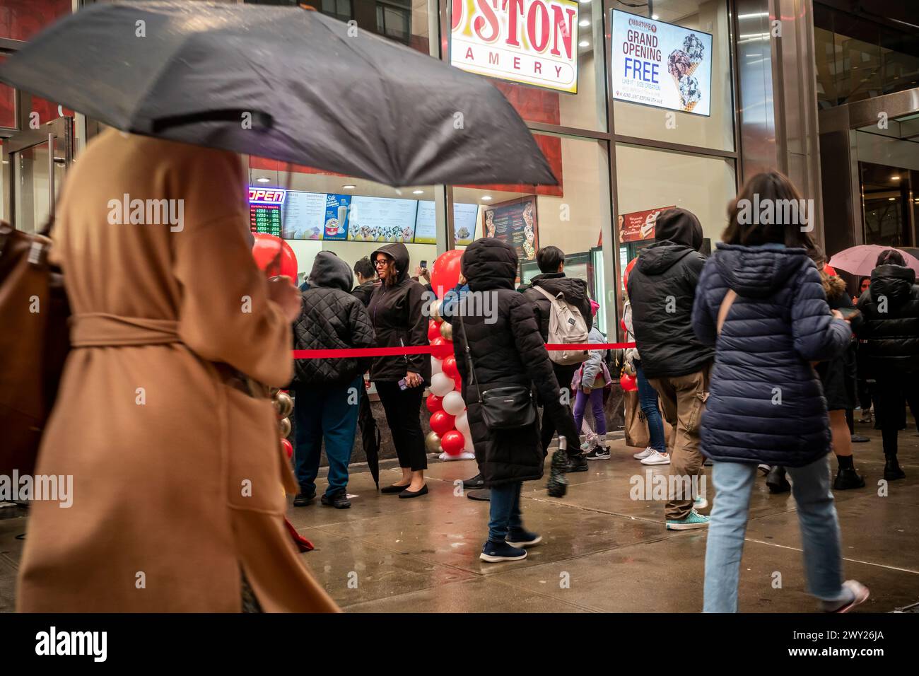 Hunderte von Menschen stehen am Mittwoch, den 27. März 2024, vor der großen Eröffnungsfeier einer Cold Stone Creamery-Franchise am Times Square in New York für kostenloses Eis an. Cold Stone Creamery gehört der in Arizona ansässigen Kahala Brands, die auch Blimpie, Tasti-D-Lite, Planet Smoothie, Pinkberry und zahlreiche andere Marken kontrolliert. ( © Richard B. Levine) Stockfoto