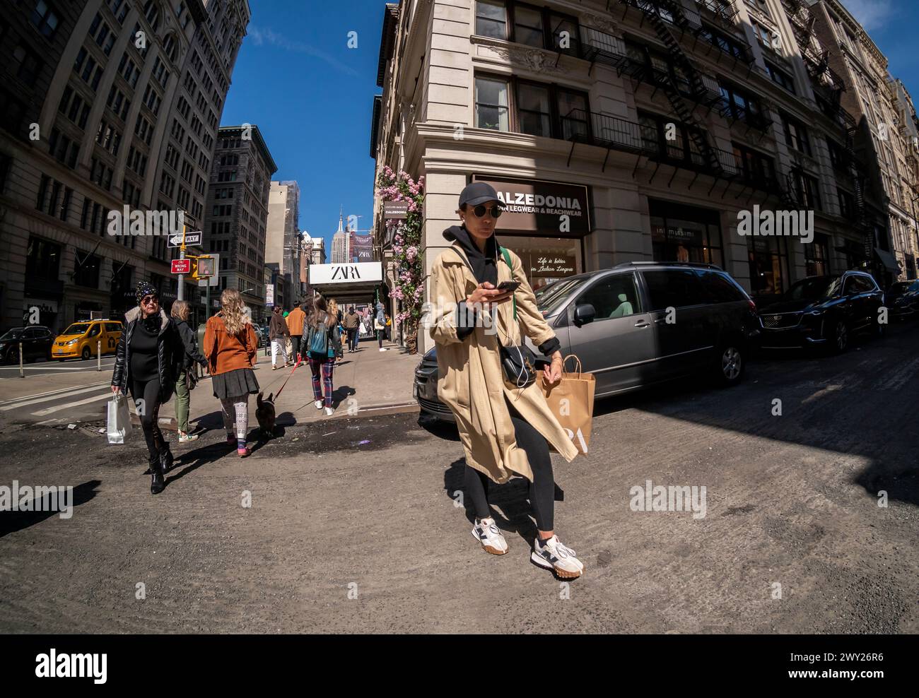 Abgelenkter Fußgänger im Stadtteil Flatiron in New York am Sonntag, den 31. März 2024. (© Richard B. Levine) Stockfoto