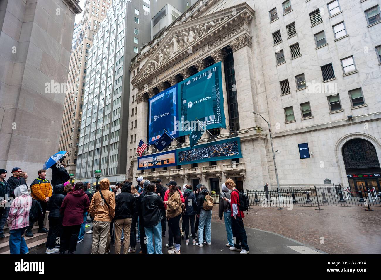 Die Fassade der New Yorker Börse ist am Dienstag, den 2. April 2024, dekoriert und feiert die Börsennotierungen von GE Vernova und GE Aerospace. GE hat sich in drei Unternehmen aufgespalten, GE Vernova, GE Aerospace und das zuvor ausgegliederte GE HealthCare. (© Richard B. Levine) Stockfoto