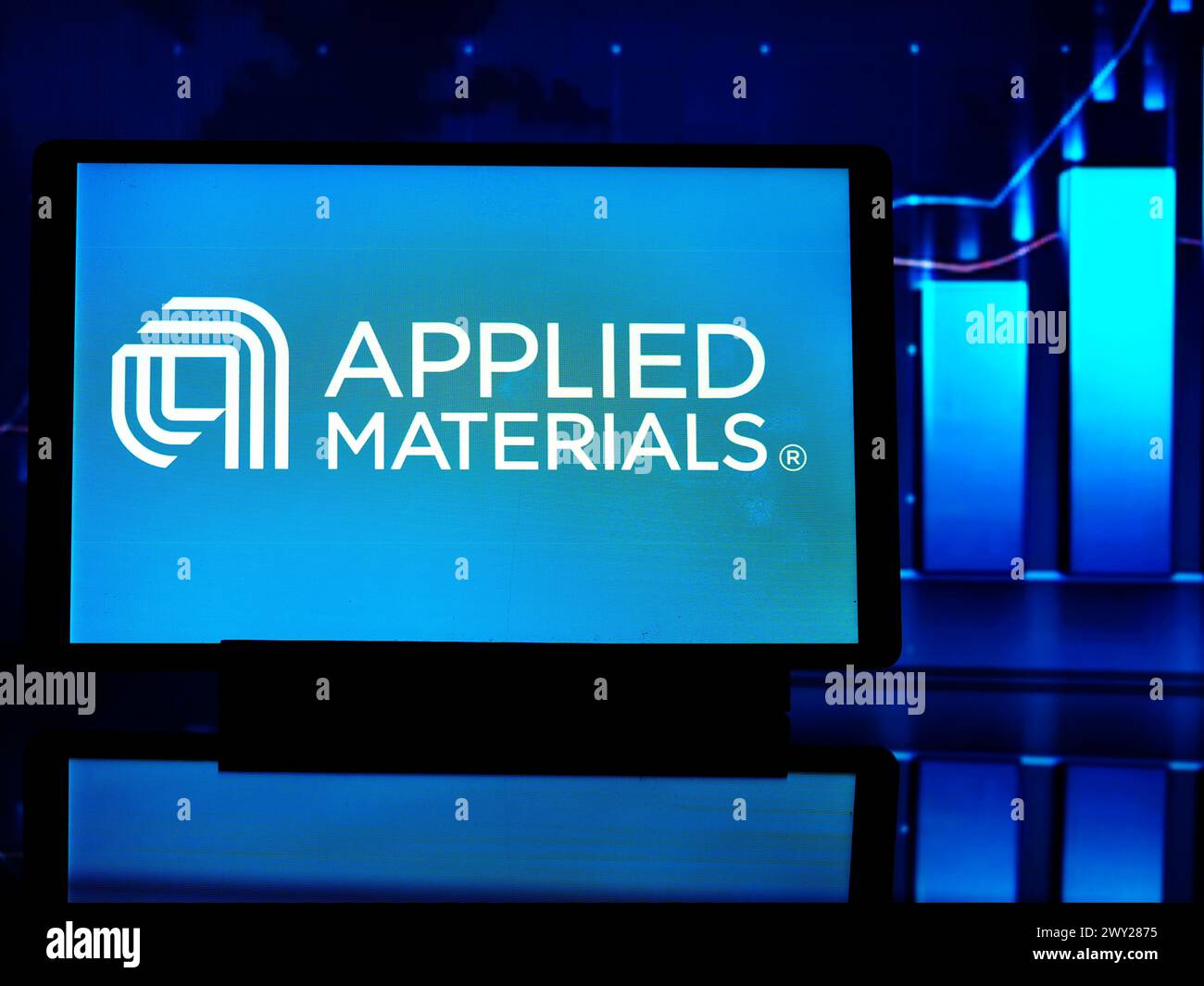 In dieser Fotoabbildung wird ein Logo von Applied Materials, Inc auf einem Tablet angezeigt. Stockfoto