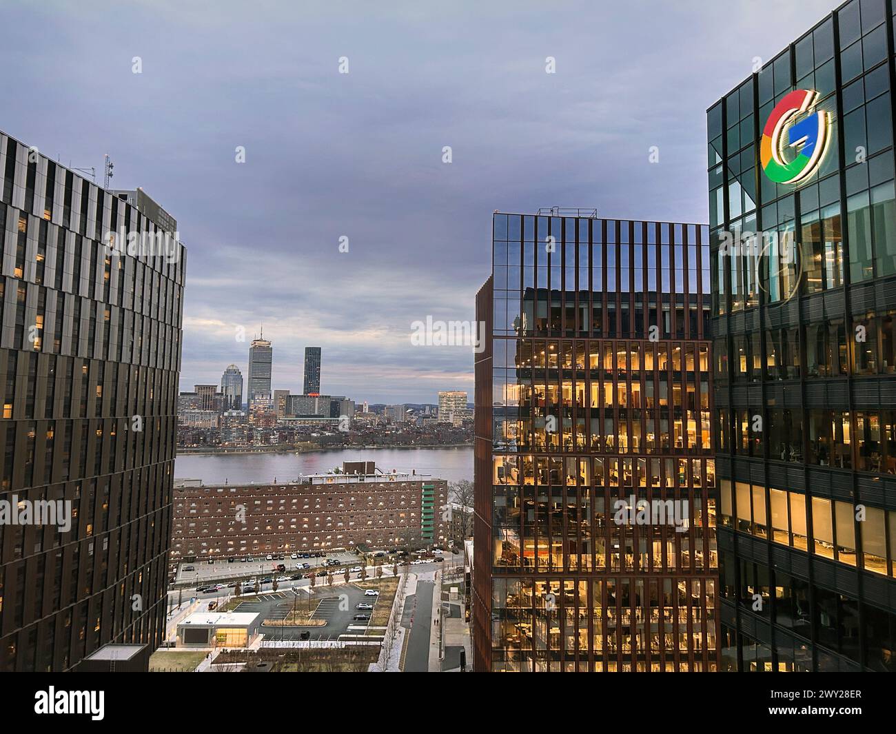 Mit Museum (links im Vordergrund), Google Bürogebäude (rechts, im Vordergrund), Cambridge, mit Blick über den Charles River nach Boston, Massachusetts, USA Stockfoto