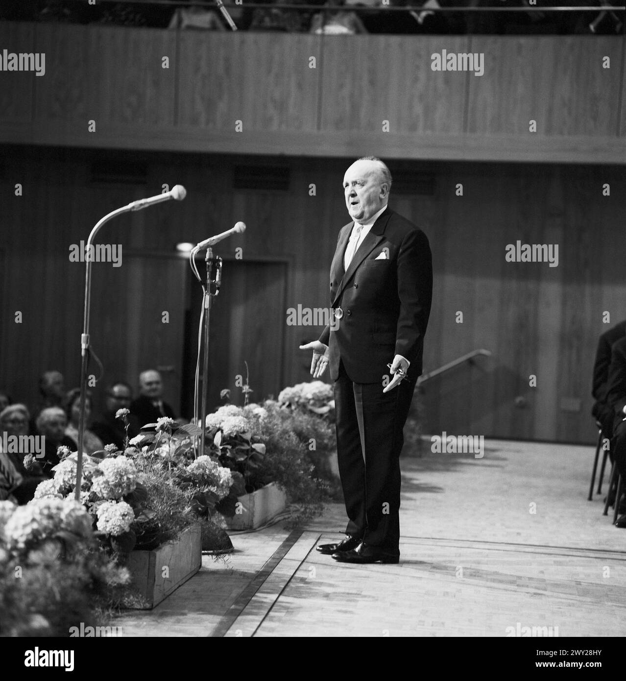Rundfunkpionier Alfred Braun spricht bei der Feier zu 10 Jahren SFB, Berlin 1964. Stockfoto