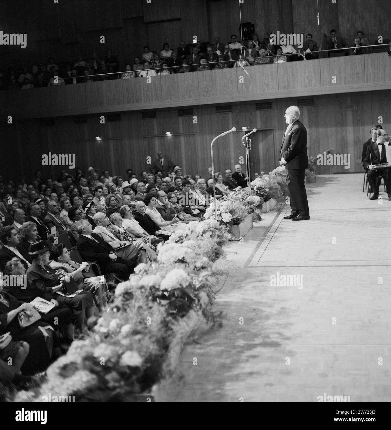 Rundfunkpionier Alfred Braun spricht bei der Feier zu 10 Jahren SFB, Berlin 1964. Stockfoto