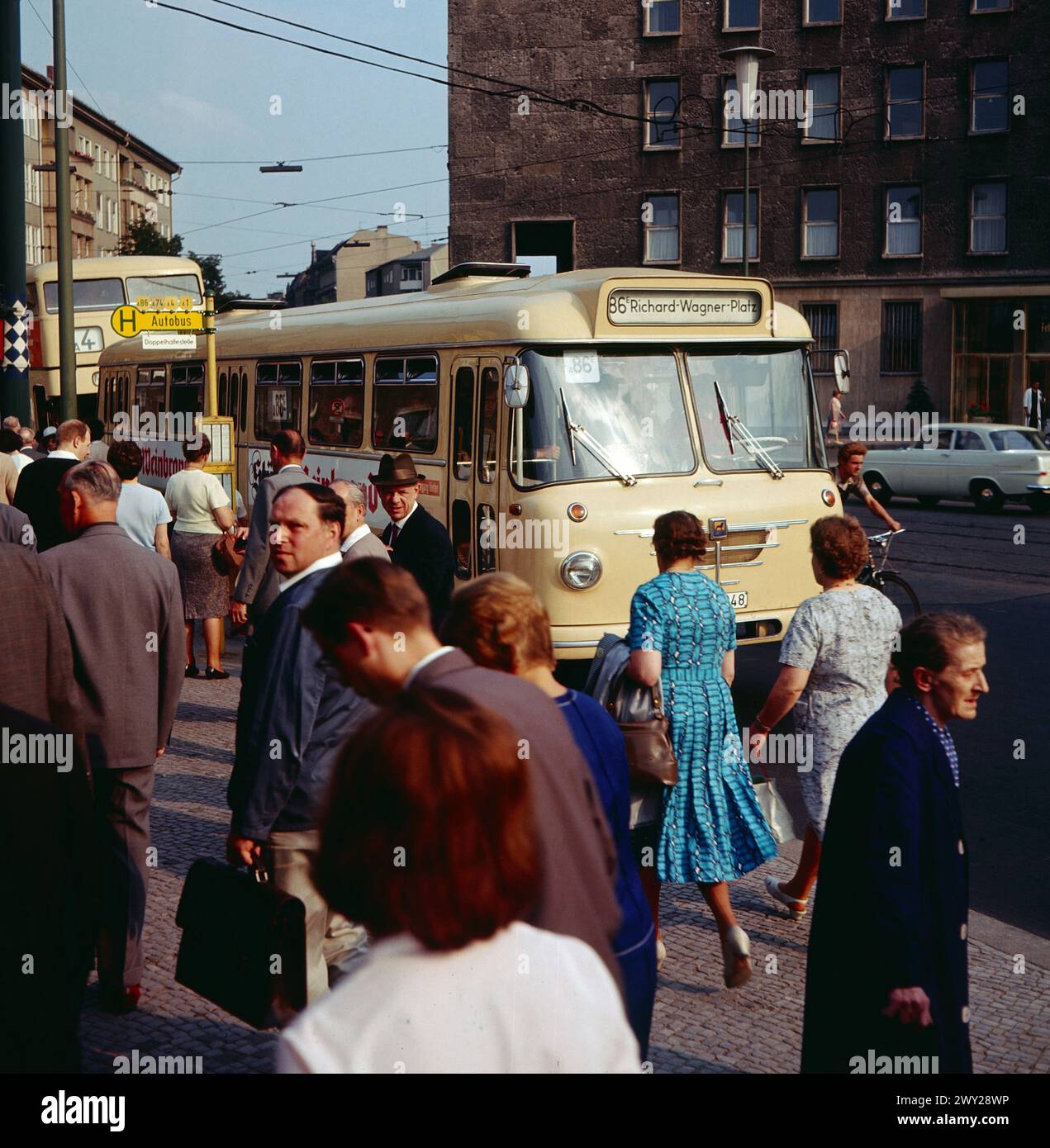 Büssing-Bus am Fehrbelliner Platz - originale Bildunterschrift: Büssing-Bus 'Präsident 14 R' am Fehrbelliner Platz, Wilmersdorf, Deutschland Berlin 1963. Stockfoto