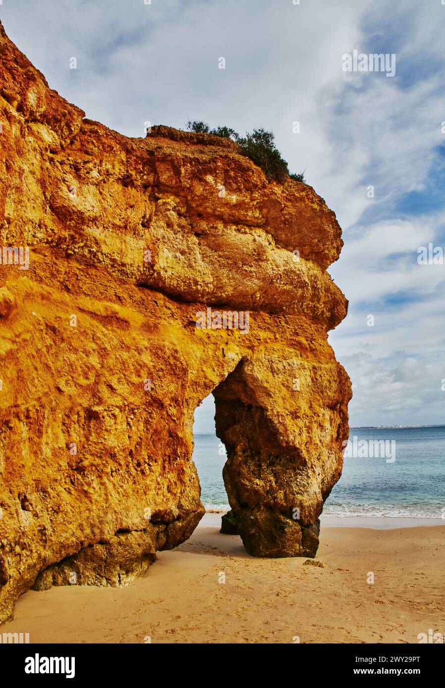 Felsformation am Strand vom Küstenweg Lagos, Ponta da Piedade Trail, Portugal, Europa Stockfoto