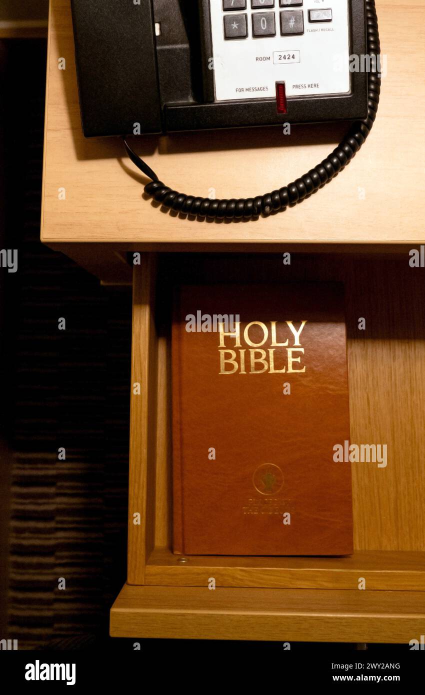 Die Heilige Bibel in der Schublade des Hotelzimmers Stockfoto