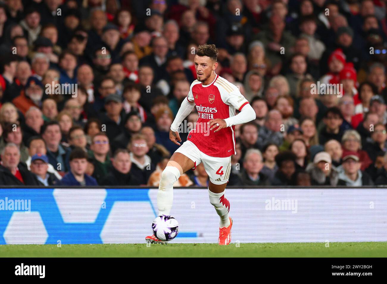 Emirates Stadium, London, Großbritannien. April 2024. Premier League Football, Arsenal gegen Luton Town; Ben White von Arsenal Credit: Action Plus Sports/Alamy Live News Stockfoto