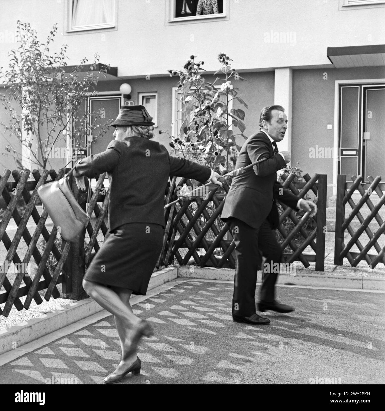 Nachbarn sind zum Ärgern da, Spielfilm, Deutschland 1970, Regie: Peter Weck, Darsteller: Erni Singerl, Georg Thomalla Stockfoto