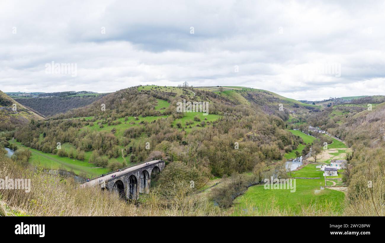 Ein Multi-Bild-Panorama der Monsal Head Bridge von der Straßenseite mit Blick auf den Monsal Trail und den Monsal Dale. Stockfoto