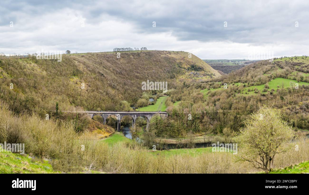 Ein Multi-Bild-Panorama der Monsal Head Bridge über dem River Wye in Derbyshire, dargestellt über dem Monsal Dale. Stockfoto