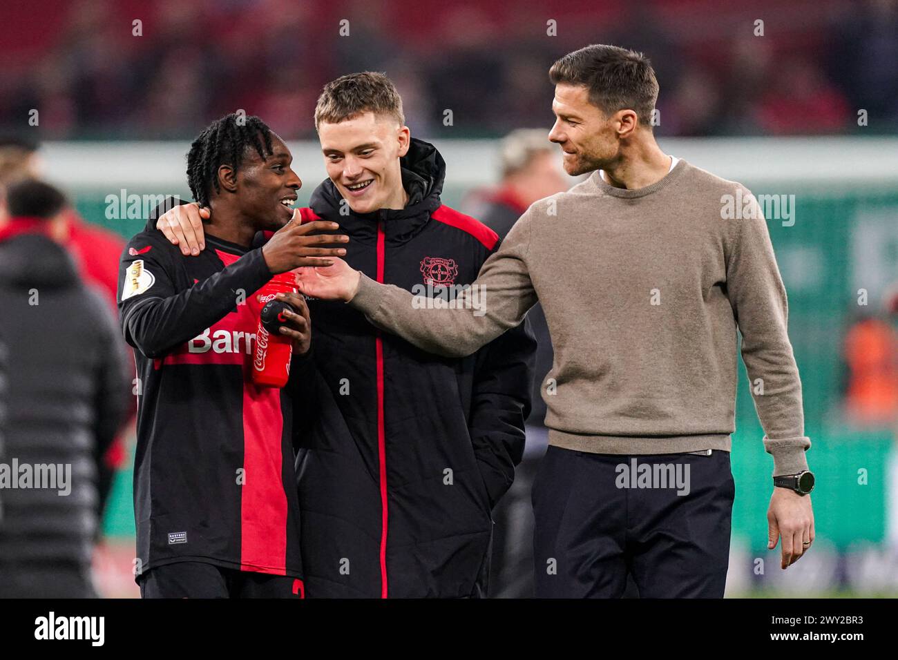 Leverkusen, Deutschland. April 2024. LEVERKUSEN, DEUTSCHLAND - 3. APRIL: JEREMIE Frimpong von Bayer 04 Leverkusen, Florian Wirtz von Bayer 04 Leverkusen und Cheftrainer Xabi Alonso von Bayer 04 Leverkusen schütteln die Hände und feiern ihre Mannschaften im DFB-Cup: Halbfinalspiel zwischen Bayer 04 Leverkusen und Fortuna Düsseldorf am 3. April 2024 in der BayArena in Leverkusen. (Foto: Joris Verwijst/BSR Agency) Credit: BSR Agency/Alamy Live News Stockfoto