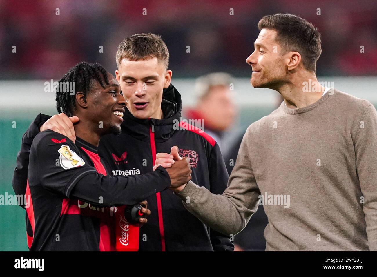 Leverkusen, Deutschland. April 2024. LEVERKUSEN, DEUTSCHLAND - 3. APRIL: JEREMIE Frimpong von Bayer 04 Leverkusen, Florian Wirtz von Bayer 04 Leverkusen und Cheftrainer Xabi Alonso von Bayer 04 Leverkusen schütteln die Hände und feiern ihre Mannschaften im DFB-Cup: Halbfinalspiel zwischen Bayer 04 Leverkusen und Fortuna Düsseldorf am 3. April 2024 in der BayArena in Leverkusen. (Foto: Joris Verwijst/BSR Agency) Credit: BSR Agency/Alamy Live News Stockfoto