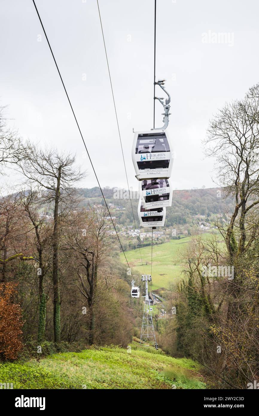 Cable Car Cabins schweben, während sie die Heights of Abraham über Matlock Bath, Derbyshire, hinabsteigen, wie sie im April 2024 gesehen wurden. Stockfoto