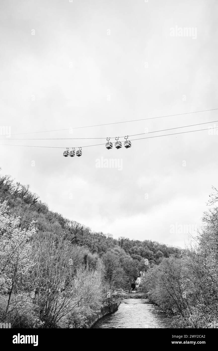 Sechs Seilbahnkabinen passieren einander über dem Fluss Derwent in Matlock Bath, Derbyshire, die im April 2024 gesehen wurden Stockfoto