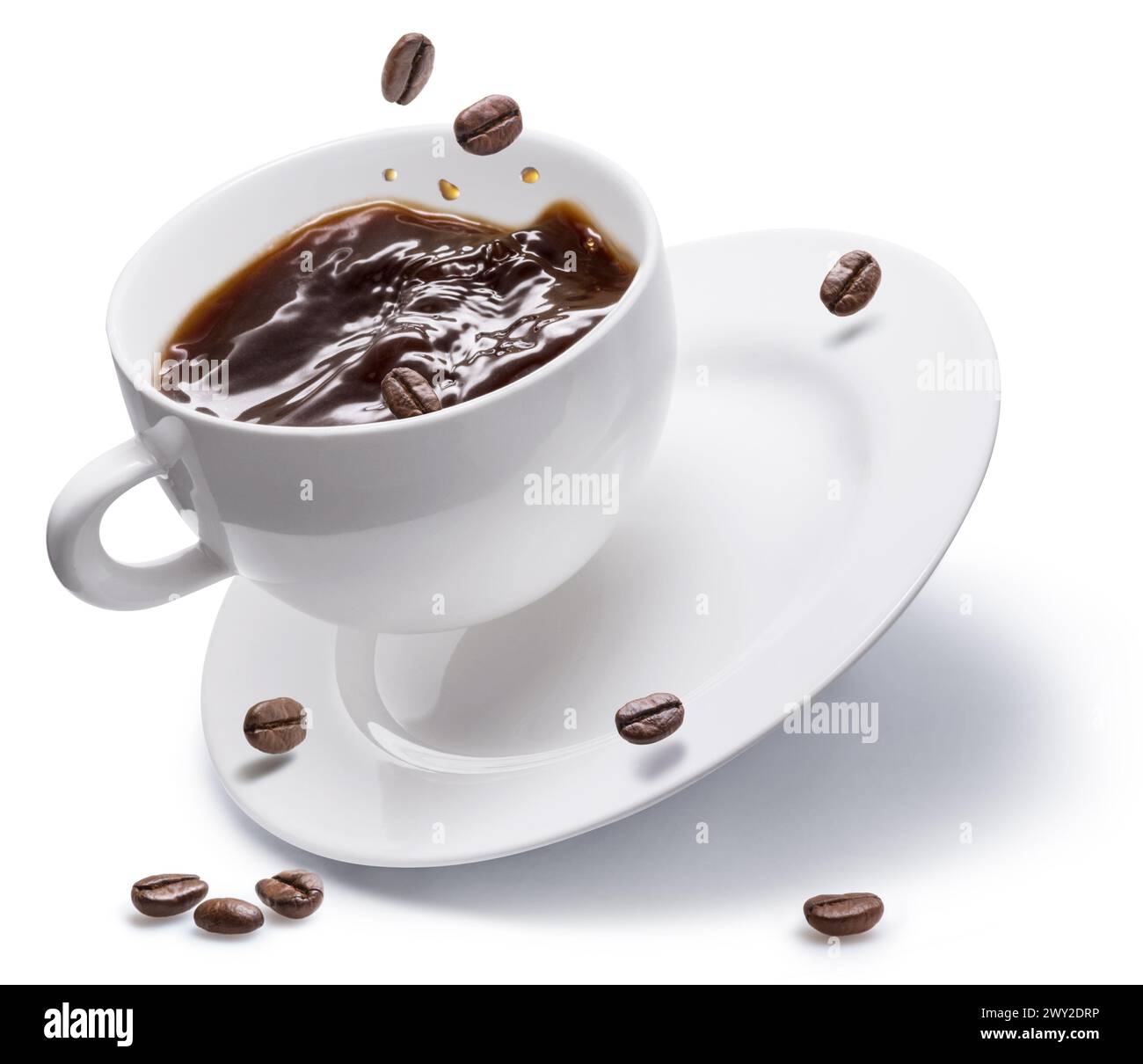 Kaffeebohnen und Kaffeetasse schweben in Luft isoliert auf weißem Hintergrund. Konzeptionelles Bild des Kaffeegetränks. Stockfoto