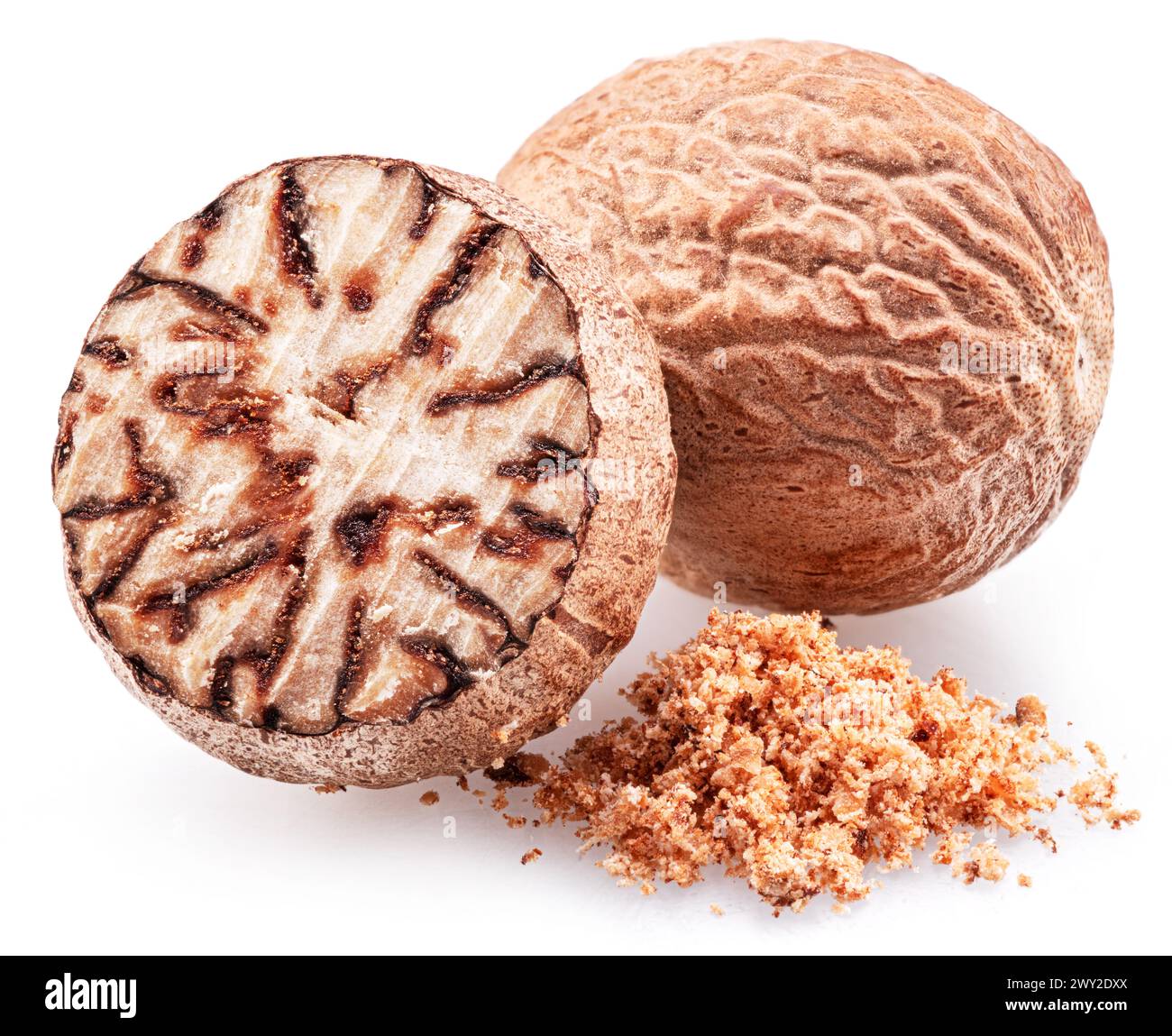 Muskatnuss und gemahlener Muskathaufen isoliert auf weißem Hintergrund. Stockfoto