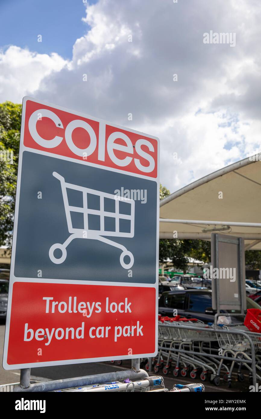 Coles Supermarkt in Australien hat Coles Technologie implementiert, um die Räder von Supermarktwagen zu sperren, wenn sie den Parkplatz verlassen, um Diebstahl zu vermeiden Stockfoto