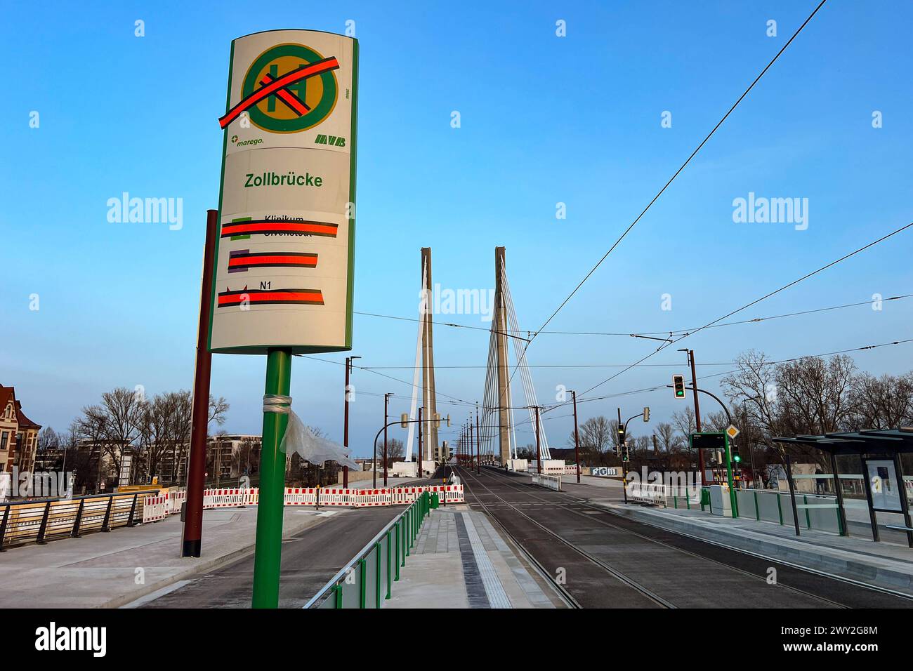 Freigabe der Königin-Editha-Brücke in Magdeburg Sachsen-Anhalt über die Zollelbe für alle Verkehrsarten, ist ein weiterer Abschnitt des Großbauprojektes fertig geworden. Ab März steht die erste der beiden neuen Brücken sowohl für den Kfz-Verkehr als auch für Fußgängerinnen und Fußgänger sowie Radfahrerinnen und Radfahrer zur Verfügung. Zudem wird es über die neue Anbindung der Straße, am Winterhafen eine weitere Möglichkeit geben, den Stadtpark zu erreichen. Die Inbetriebnahme der neuen Straßenbahnhaltestelle Zollbrücke auf der Brücke, um diese vom südlichen Werder aus direkt erreichen zu könn Stockfoto