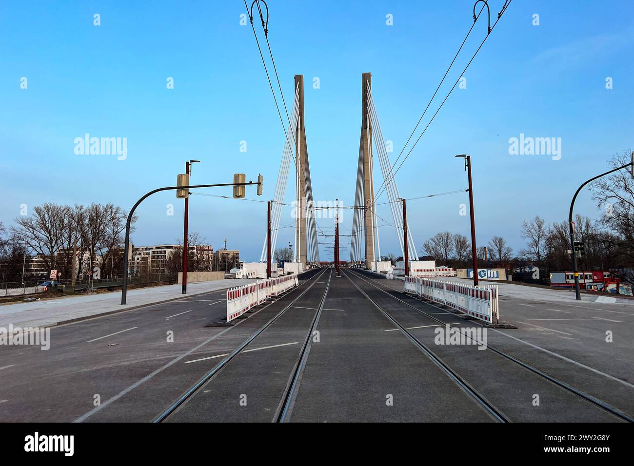 Freigabe der Königin-Editha-Brücke in Magdeburg Sachsen-Anhalt über die Zollelbe für alle Verkehrsarten, ist ein weiterer Abschnitt des Großbauprojektes fertig geworden. Ab März steht die erste der beiden neuen Brücken sowohl für den Kfz-Verkehr als auch für Fußgängerinnen und Fußgänger sowie Radfahrerinnen und Radfahrer zur Verfügung. Zudem wird es über die neue Anbindung der Straße, am Winterhafen eine weitere Möglichkeit geben, den Stadtpark zu erreichen. Die Inbetriebnahme der neuen Straßenbahnhaltestelle Zollbrücke auf der Brücke, um diese vom südlichen Werder aus direkt erreichen zu könn Stockfoto