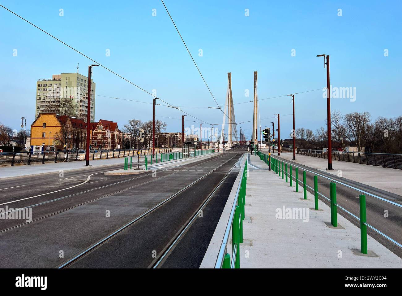 Freigabe der Königin-Editha-Brücke in Magdeburg Sachsen-Anhalt über die Zollelbe für alle Verkehrsarten, ist ein weiterer Abschnitt des Großbauprojektes fertig geworden. Ab März steht die erste der beiden neuen Brücken sowohl für den Kfz-Verkehr als auch für Fußgängerinnen und Fußgänger sowie Radfahrerinnen und Radfahrer zur Verfügung. Zudem wird es über die neue Anbindung der Straße, am Winterhafen eine weitere Möglichkeit geben, den Stadtpark zu erreichen. Die Inbetriebnahme der neuen Straßenbahnhaltestelle Zollbrücke auf der Brücke, um diese vom südlichen Werder aus direkt erreichen zu könn Stockfoto