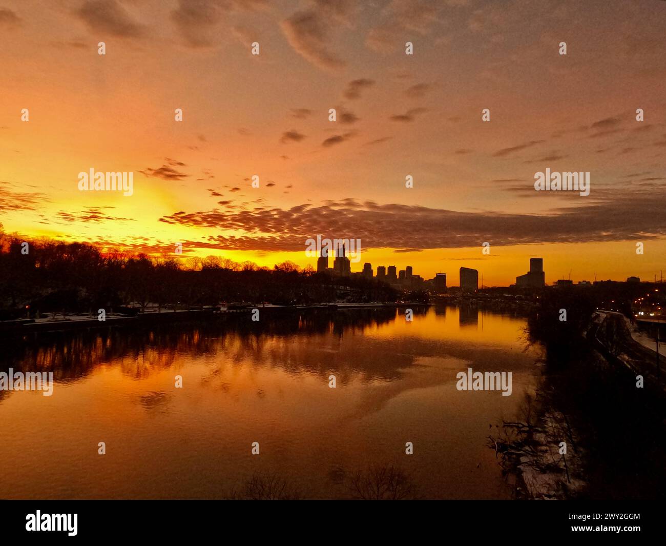 Die Sonne geht über der Skyline von Philadelphia und dem Schuylkill River auf, von der Girard Avenue Bridge aus gesehen. Stockfoto