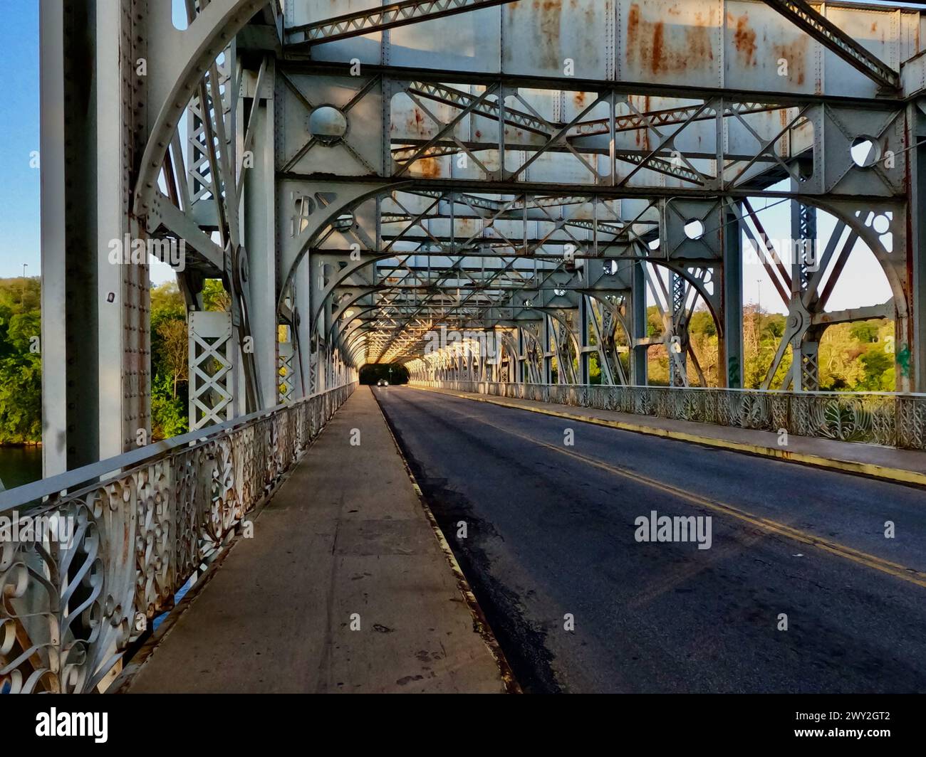 Falls Bridge, eine Stahlbrücke aus Platt, die den Schuylkill River im Fairmount Park von Philadelphia überspannt. Stockfoto