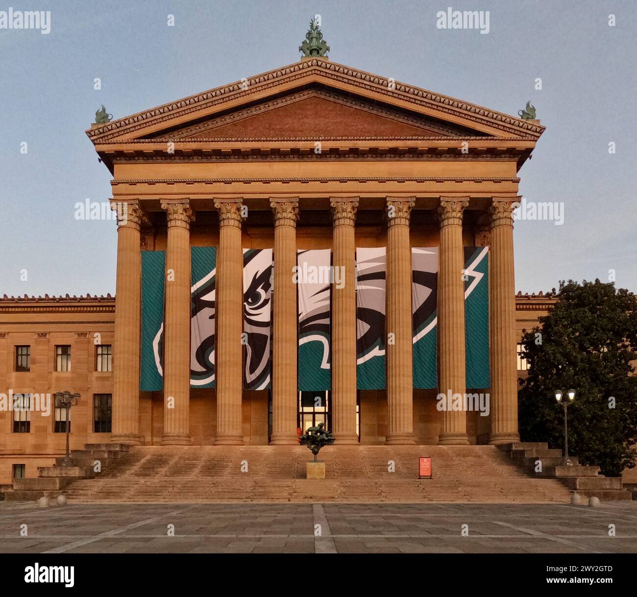Das Philadelphia Eagles Logo hängt am Südeingang des Philadelphia Museum of Art Stockfoto